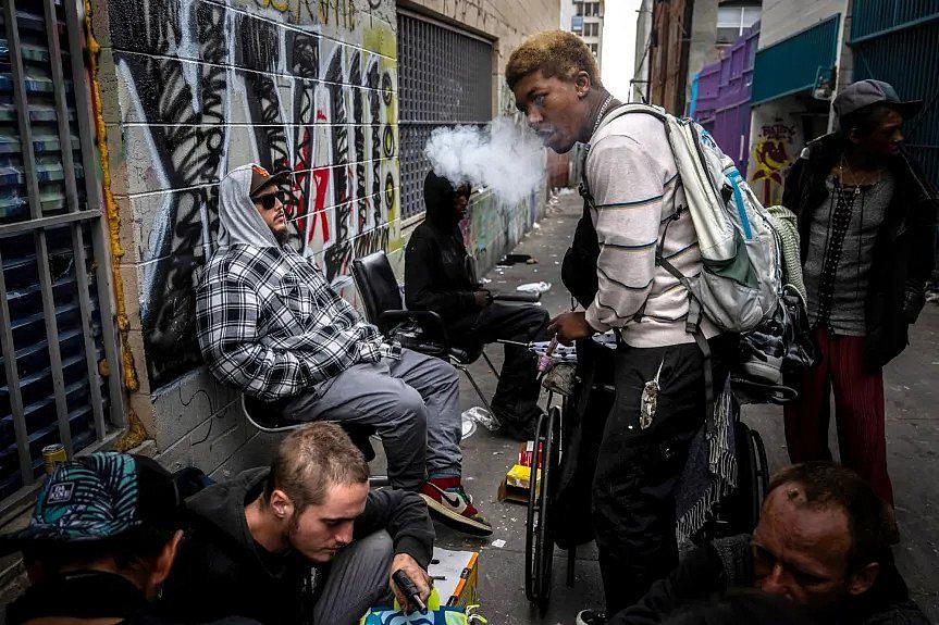 Image of people in alley of MacArthur Park