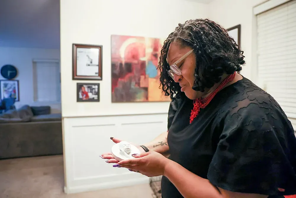 Person holding an impression 