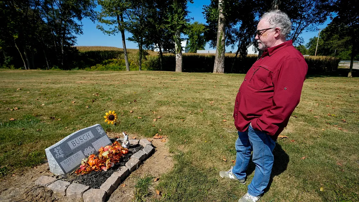 Person standing in front of a toumb