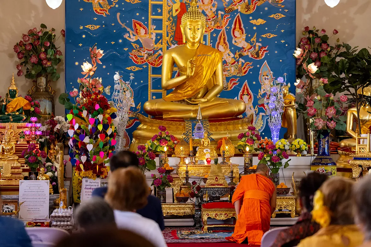 A gather around buddha