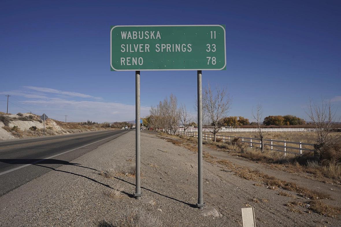 Image of a direction sign on a highway