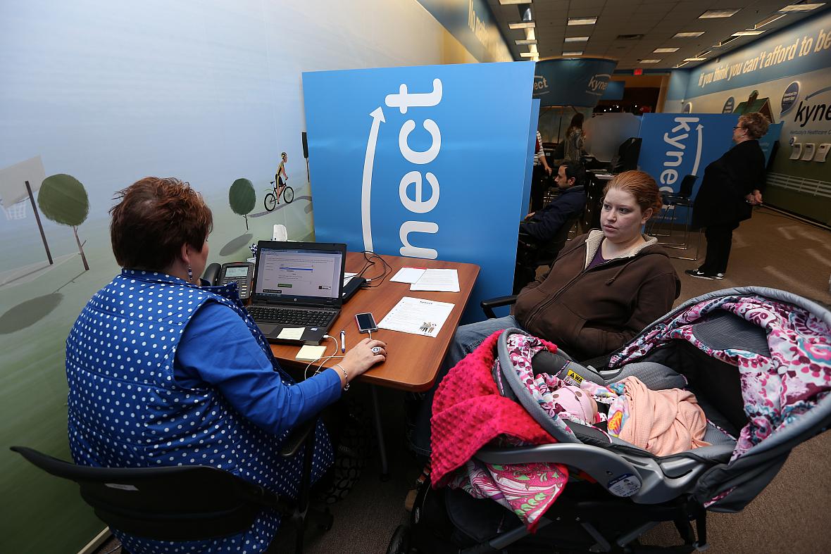 Lexington resident Jennifer Gaines renews her enrollment at a Kynect store in Fayette Mall. Photo: Emily Maxwell | WCPO