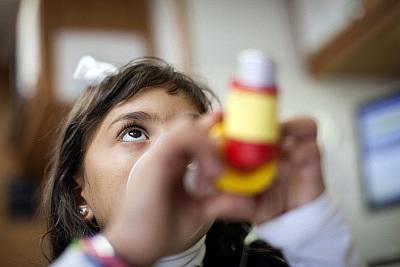 Daniela Gonzalez, 6, of San Leandro, Calif., practices using her spacer and inhaler to treat her asthma on the Breath Mobile Thursday, Sept. 20, 2012 at Woodrow Wilson Elementary School in San Leandro. (Alison Yin/For Bay Area News Group) ( Alison Yin )