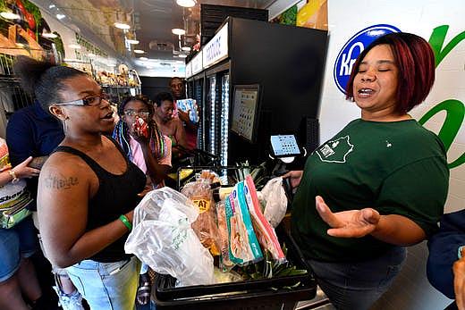 Mobile market brings fresh food to Louisville communities without groceries