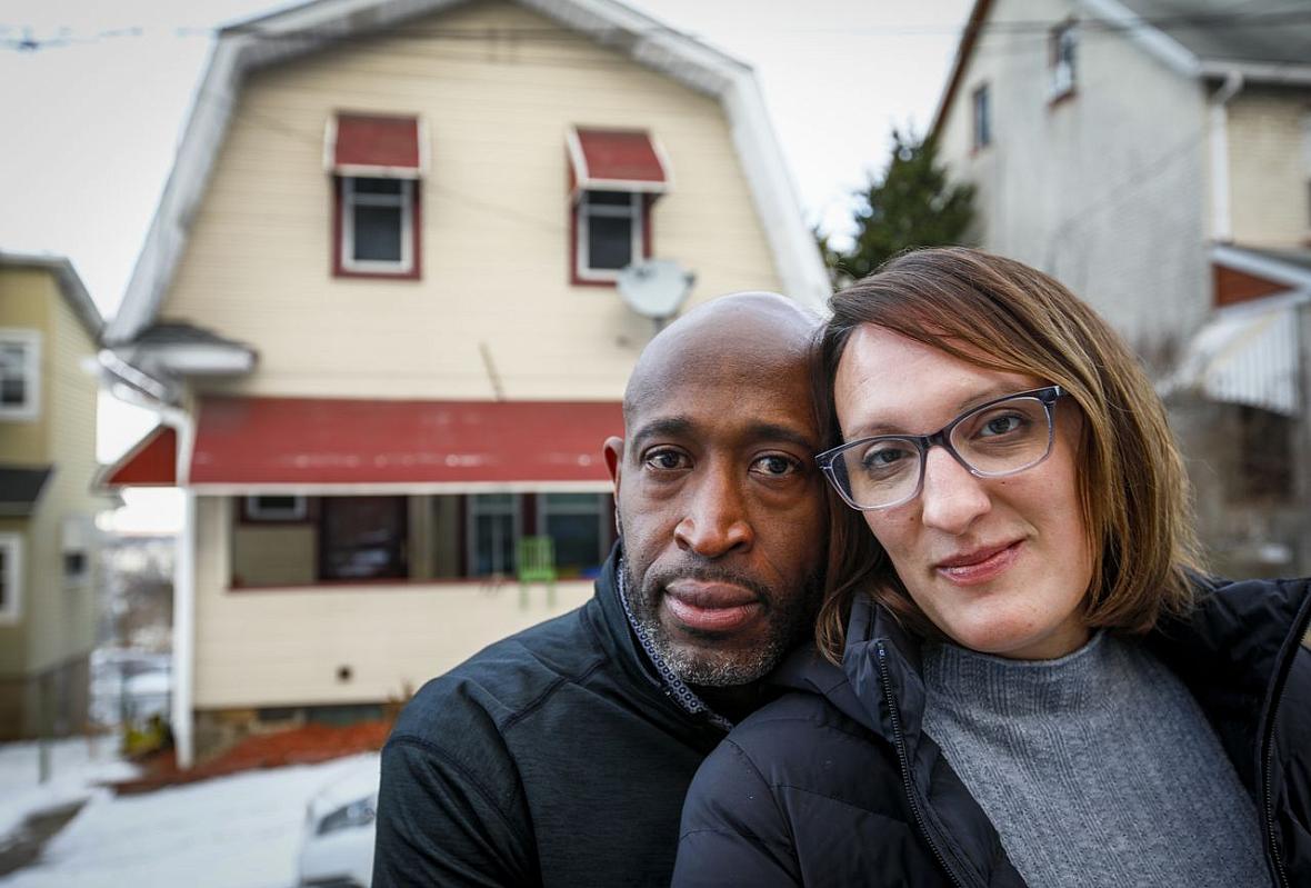  Cansados de vivir entre viviendas de alquiler para estudiantes, Murdocc y Karen Saunders vendieron su casa de Hillside Avenue e