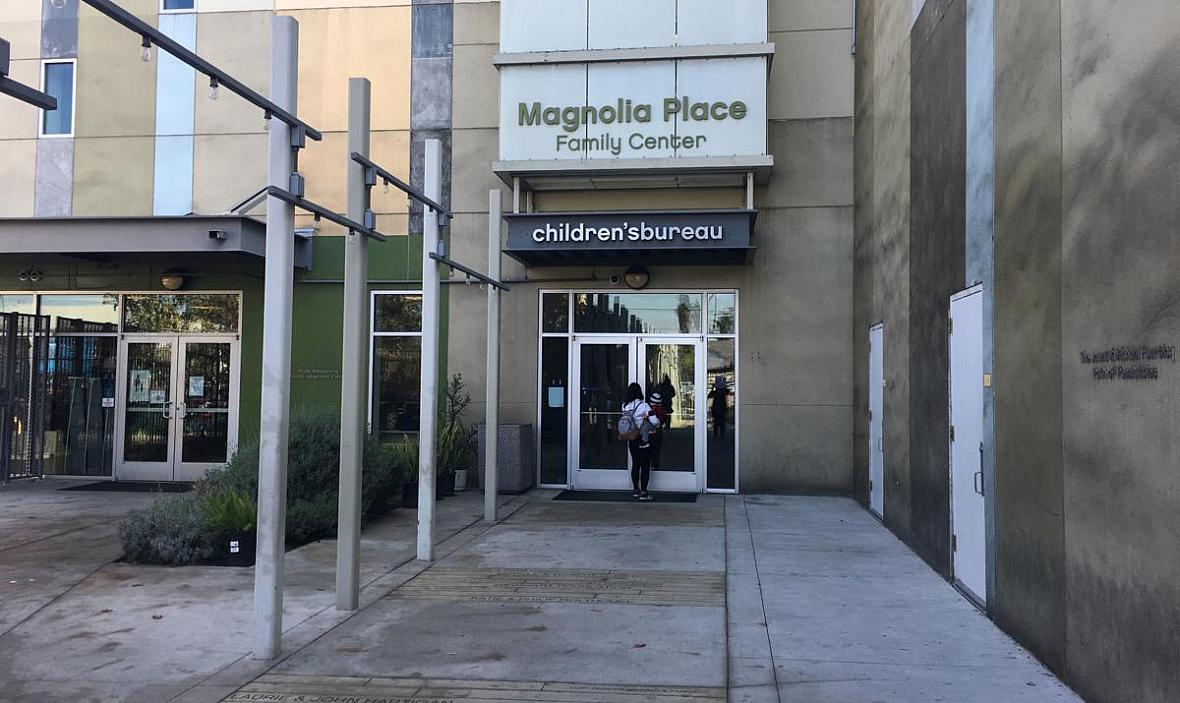 En el Magnolia Place en Los Ángeles, las familias pueden ver a un médico, obtener ayuda con sus finanzas y utilizar el preescola