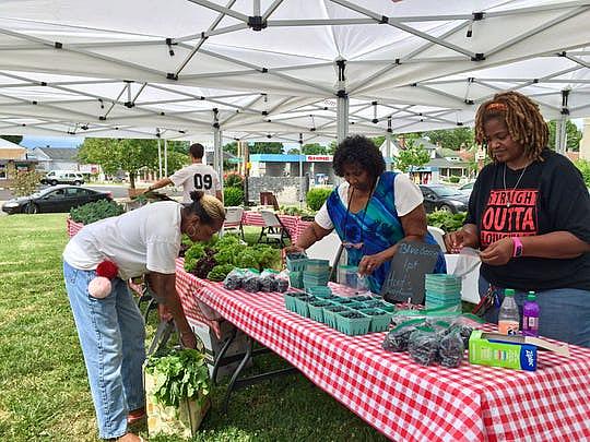 Volunteers set up a Fresh Stop Market in the Parkland neighborhood.