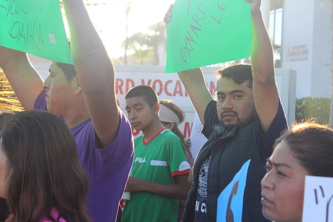 El líder comunitario mixteco Arcenio J. López protesta junto a miembros de su comunidad en Oxnard, California, para exigir mejor