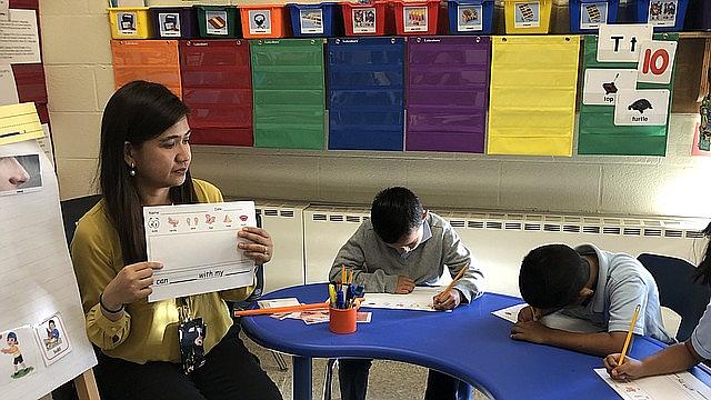 Tanya Gan Lim enseña una "clase para recién llegados” que el distrito del Condado Prince George creó para niños que han estado e