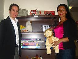 Miriam Martínez (izq.) atiende a niños y adolescentes con problemas como depresión, ansiedad y adicciones en el Hospital General