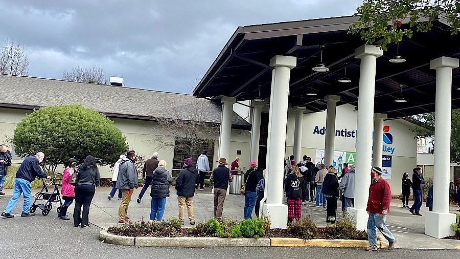 Gente hace fila afuera del Centro Médico Adventist Health Ukiah Valley para conseguir una vacuna de Moderna COVID-19