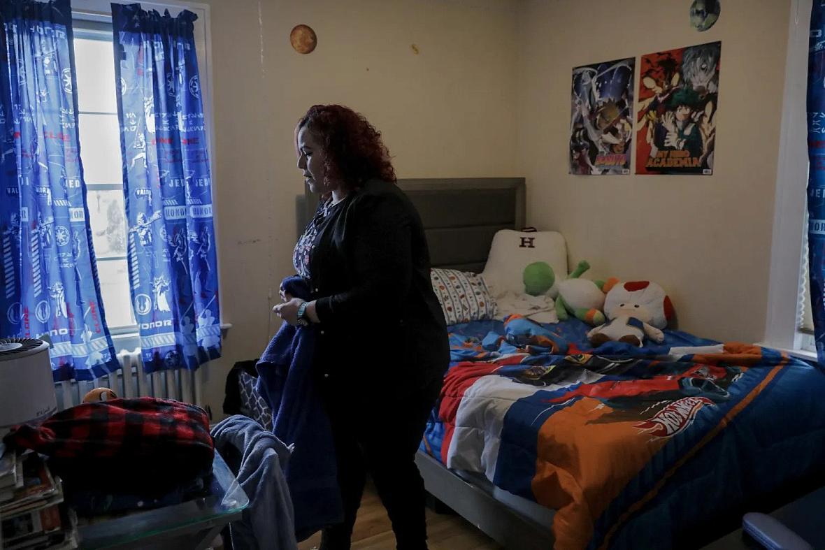Carmen Díaz limpia la habitación de su hijo de 9 años en Hamden.