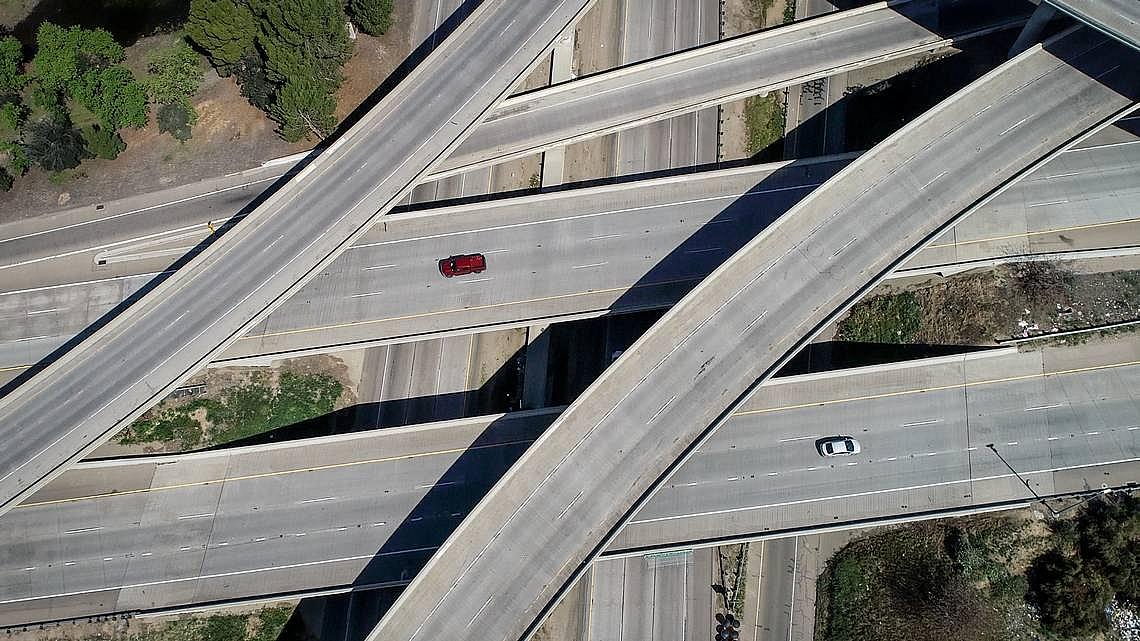 La intersección de las autopistas 41/180 en Fresno aparece casi carente de coches alrededor del mediodía del viernes 27 de marzo