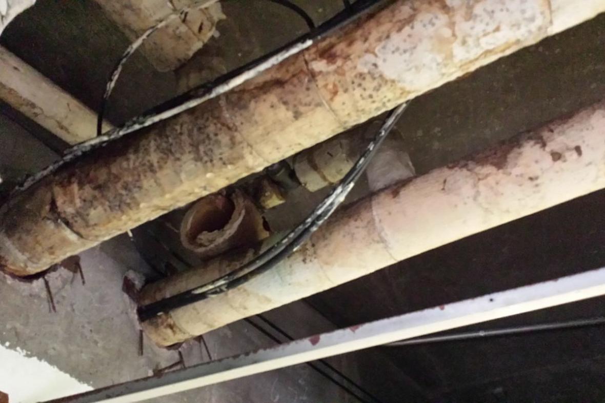 Overhead pipes at John B. Kelly Elementary School in 2015 display the building’s longstanding problem with mold, teachers say. Overhead pipes at John B. Kelly Elementary School in 2015 display the building’s longstanding problem with mold, teachers say.