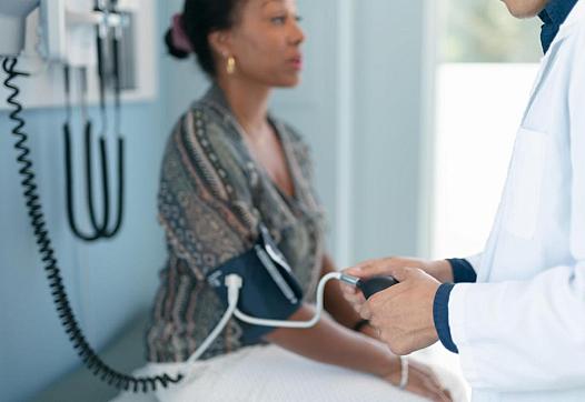 Doctor monitoring patients health via apparatus