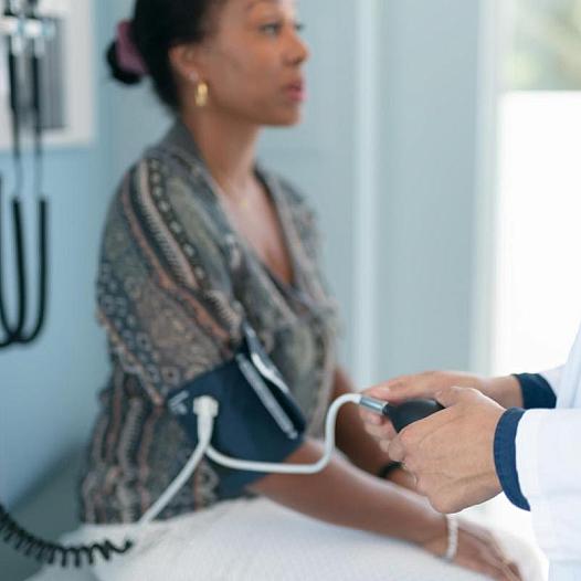 Doctor monitoring patients health via apparatus