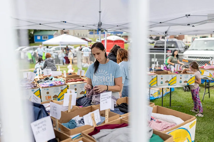 Jennifer Thibodeau looks through gently used children’s clothing
