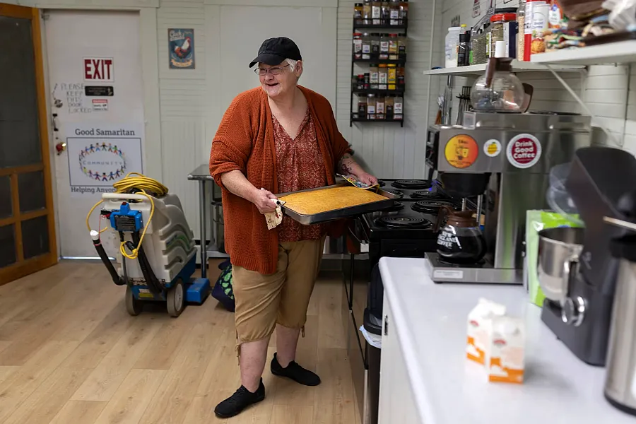 Michelle Williams pulls a cake out of the oven