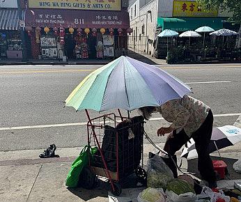 A fruitmonge on the street