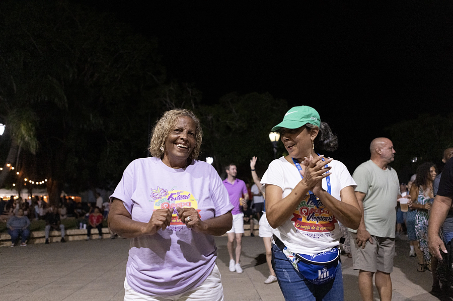 2 people dancing