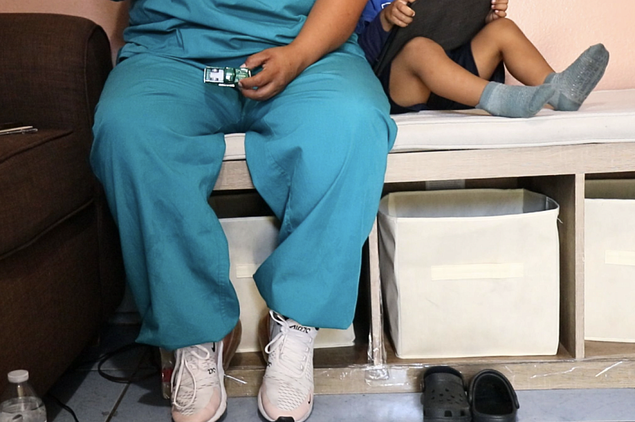 Ramírez, sentada en su sala, juega nerviosamente con un carrito de juguete mientras relata el día en que su pareja fue detenido por el ICE, con su hijo Joaquín a su lado.