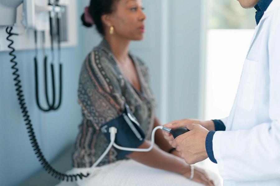 Doctor monitoring patients health via apparatus