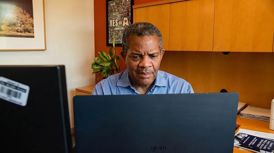 A men using computer 