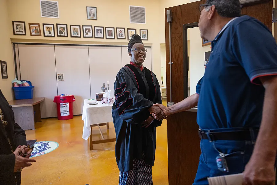 A person shakin hand