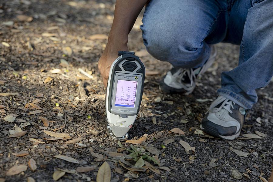 A person uses x-ray analyser to test lead