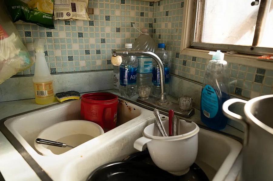 Image of a sink with unwashed utensils