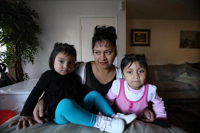 Dionila Roblero (center) with her daughters Daisy (4) and Saraí (1). (Miguel Martínez/MundoHispánico)