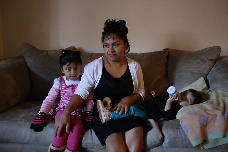 Dionila Roblero (center) with her daughters Daisy (4) and Saraí (1). (Miguel Martínez/MundoHispánico)