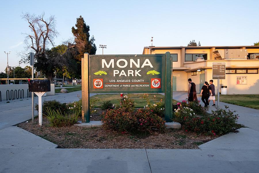 Image of a sign of Mona Park in Willowbrook neighborhood