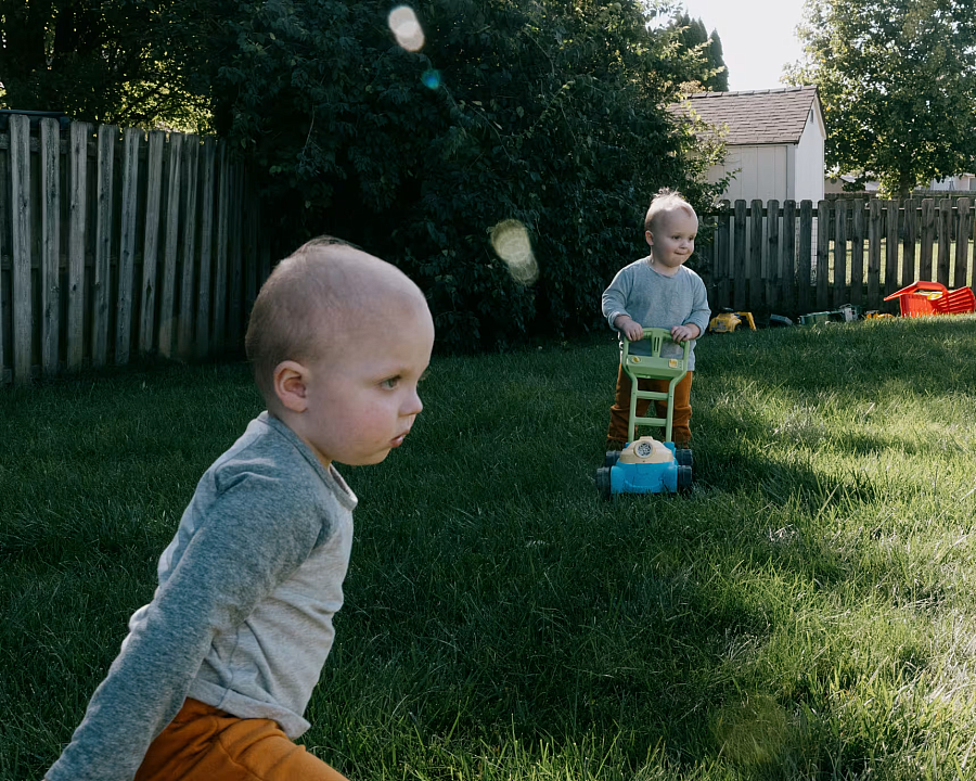 2 children playing in grass