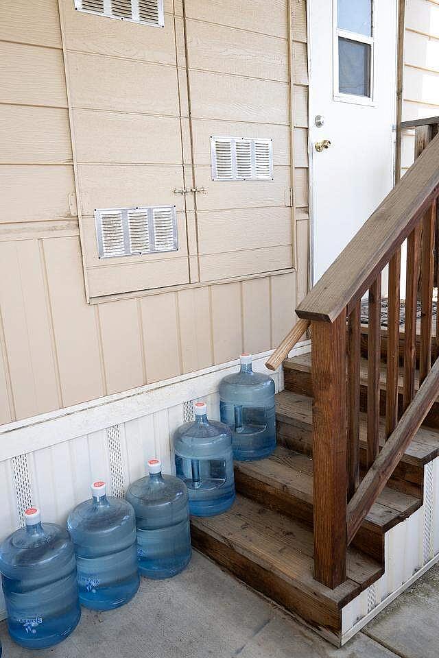 Recipientes de agua potable guardados en la escalera