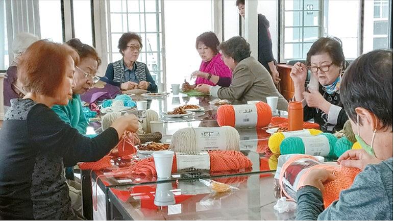 women knitting