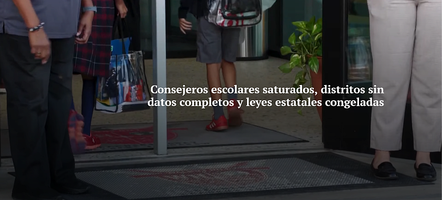 Students and adults walk out of a school building, visible from the waist down, as text on screen reads: “Consejeros escolares saturados, distritos sin datos completos y leyes estatales congeladas,” highlighting issues of overworked school counselors, incomplete district data, and stalled state laws.