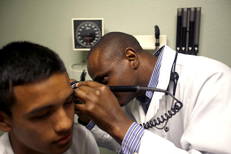 Dr. Sunday Irene examines Israel Garcia at Clinica Sierra Vista.