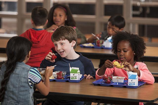 kids eating lunch