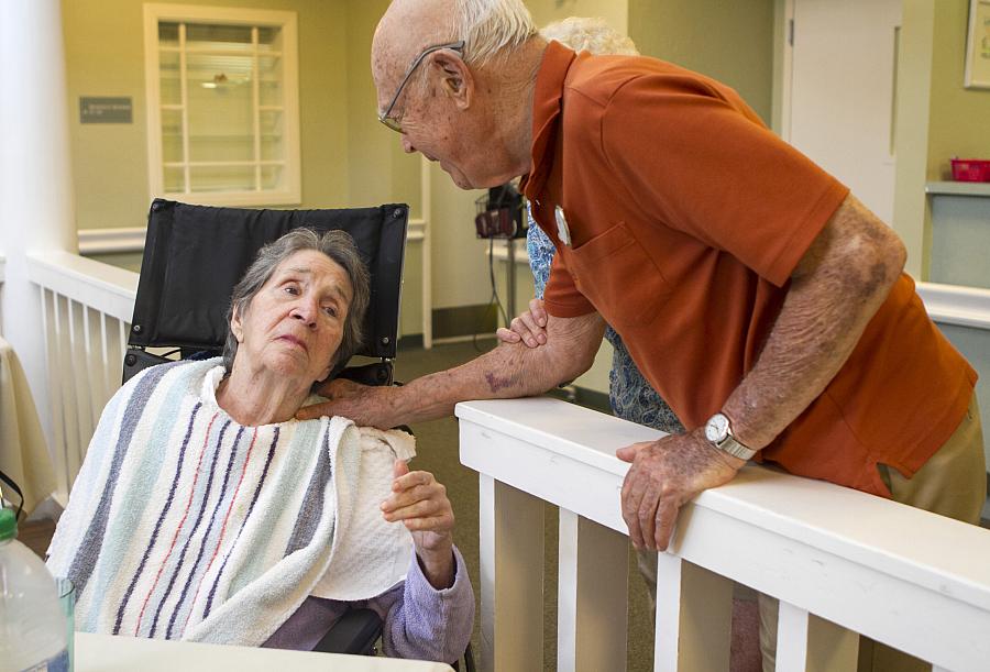 Stuart Hodes with his wife Helen, who has Alzheimer's. (Photo credit: Amanda Inscore/The News-Press)