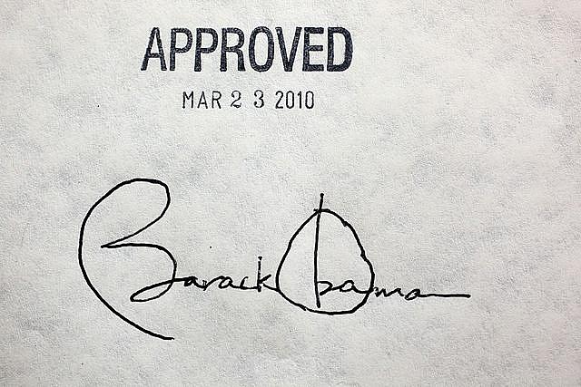 Obama_healthcare_signature