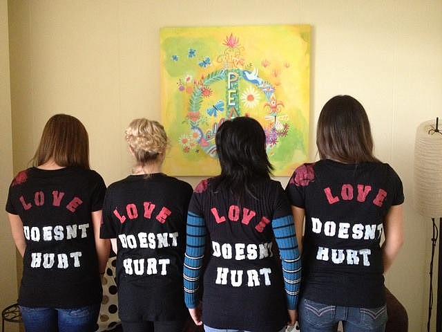 “El amor no debe doler,” or “Love shouldn't hurt” read the T-shirts promoting a clinic to support victims of domestic violence. “El amor no debe doler,” or “Love shouldn't hurt” read the T-shirts promoting a clinic to support victims of domestic violence.