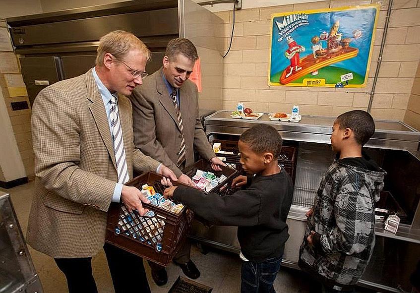 Dr. Brian Wansink, left, visits elementary students in Ithaca, New York. Revelations about Wansink’s research methods led to his