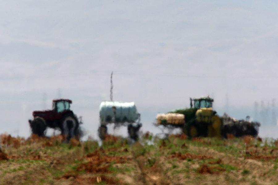 Extreme heat is fatal to farmworkers in the San Joaquin Valley. Can regulations keep pace?