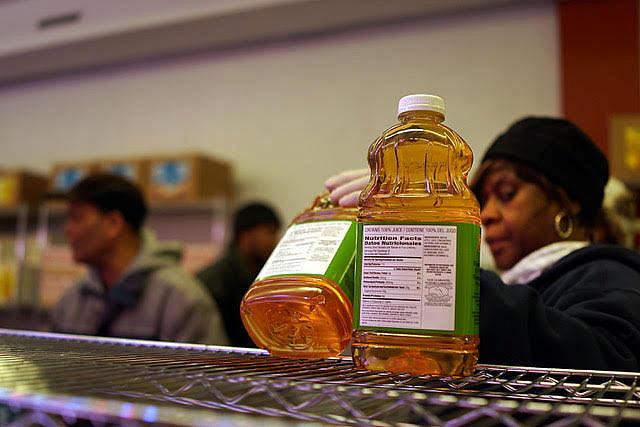 A volunteer distributes food at a Brooklyn food pantry. (Photo: Spencer Platt/Getty Images)