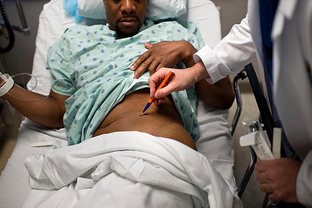 Doctors at Johns Hopkins prepare to transplant a kidney from a living donor into a recipient. (Photo: Brendan Smialowski/AFP/GettyImages) Photo: Brendan Smialowski/AFP/GettyImages