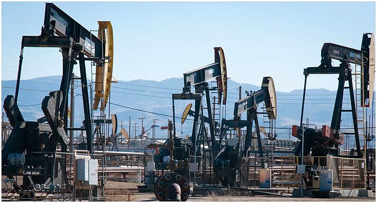 Pumpjacks crowded together in an oilfield on the Petroleum Highway in California. (Tara Lohan)