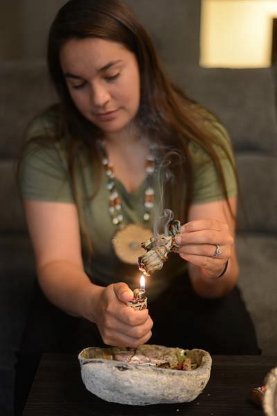 Haley Pulawa quema salvia, una hierba tradicional y sagrada utilizada en muchas culturas nativas americanas. “Quiero mostrar a los chicos que hay otro camino”, dice Pulawa. “Todo lo que quieras en la vida lo puedes conseguir. Quiero a todos estos chicos, hay mucho potencial. Si los convencí de que no se suicidaran o no consumieran porque hablaron conmigo, eso significa todo para mí. Quiero que vivan felices y sanos y que se curen”. (Dana Ullman/ The Mendocino Voice) Haley Pulawa burns sage, a traditional and sacred herb used in many Native American cultures. “I want to show kids that there’s another way,” Pulawa says. “Anything in life you want you can really get. I love all these kids, there’s so much potential. If I talked them out of suicide or they don’t use because they talked to me, that means everything to me. I want them to live happy, healthy lives and heal.”