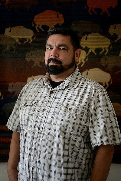 Un retrato de Gabriel Ray en la oficina de rehabilitación profesional de la Nación Pomo de Pinoleville. “No importa lo dura que sea la infancia de un joven, si tiene una persona positiva en su vida puede ser el único cambio que necesita para tener éxito”, dice Rays. “Realmente intento tener esa mentalidad cuando hablo con los jóvenes. Y trato de transmitir ese mensaje a otros adultos: tú puedes ser esa persona positiva. Para los profesores, ese niño que no soportas es el que más necesita tu ayuda. Él o ella sólo quiere que te rindas con ellos como con todos los demás. No te rindas con ellos”.” (Dana Ullman/ The Mendocino Voice) A portrait of Gabriel Ray at the Pinoleville Pomo Nation’s vocational rehabilitation office. “No matter how hard a youth’s childhood is, if they have one positive person in their life it can be the one change they need to be successful,” Rays says. “I really try to have that mindset when I’m talking with youth. And try to put that message out to other adults – you could be that positive person. For teachers, that one kid you can’t stand is the one who needs your help the most. He or she just wants you to give up on them like everyone else. Don’t give up on them.”