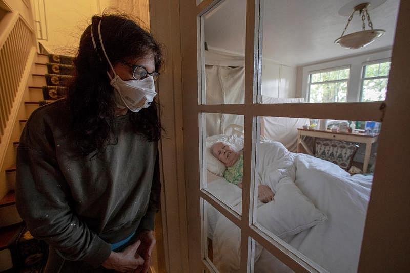Lucinda Tinsman quarantines her mother at her home in Menlo Park last March 2020. (Karl Mondon/Bay Area News Group) 